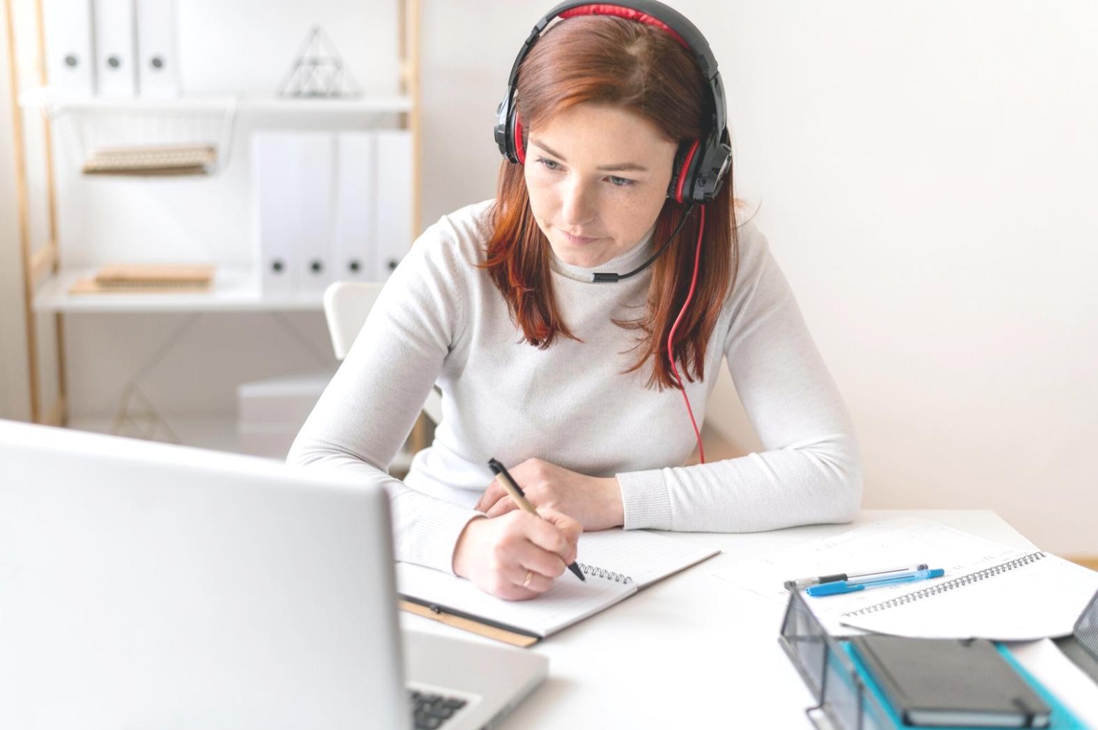 Workspace professionnel avec documents budgétaires